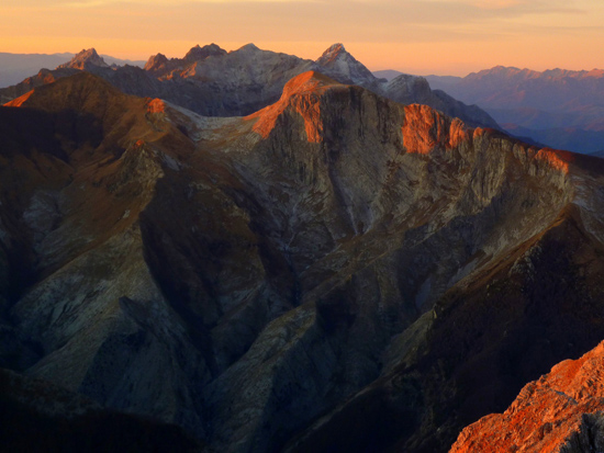 veduta alpi apuane